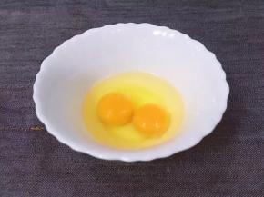 准备一个碗，将鸡蛋打入碗中