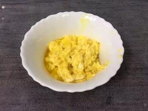 将鸡蛋迅速炒散，八分熟用碗装起来