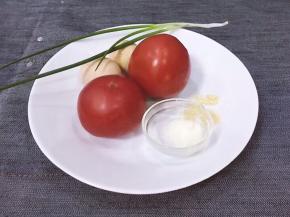 将番茄，鸡蛋，葱，白糖，盐，鸡精准备好