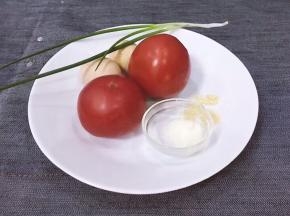 将番茄，鸡蛋，葱，白糖，盐，鸡精准备好