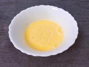 用筷子搅拌，加入30g温水，快速打散