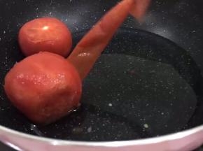 锅里放水，烧开后，将番茄放入将番茄去去掉