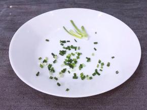 将葱洗净，切段，切末