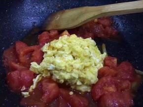 锅里放半勺白糖，番茄炒出汁时将炒好的鸡蛋放入