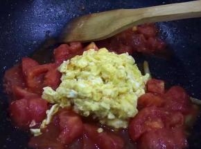 锅里放半勺白糖，番茄炒出汁时将炒好的鸡蛋放入