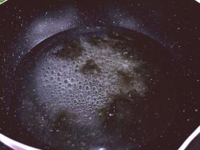 将撕开的紫菜放入锅中用筷子搅散