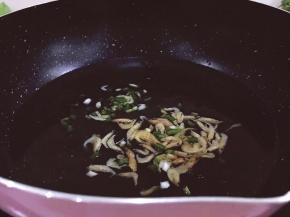 将泡好虾米放入，加入香葱末