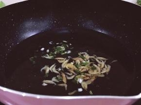 将泡好虾米放入，加入香葱末