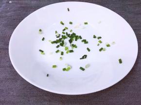 将香葱洗净后切末