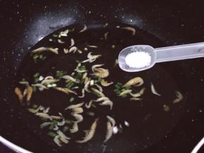 锅里加入半勺盐调味