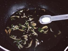 锅里加入半勺盐调味