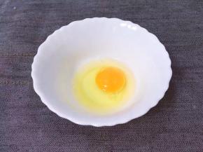准备一个碗，将鸡蛋打入碗中