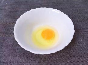 准备一个碗，将鸡蛋打入碗中