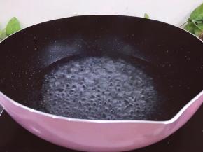 锅里放200ml水，烧开