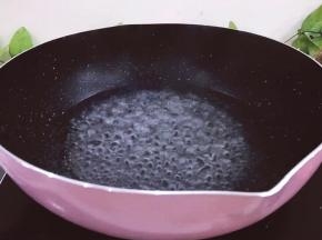 锅里放200ml水，烧开