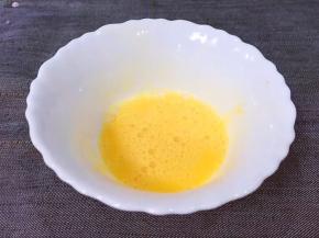 用筷子快速打散，准备另一个碗将虾米放入加水，泡3分钟