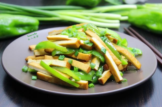 最简单，物美价廉，下饭的菜，就是青椒香干。