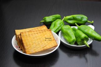 准备食材：香干、青椒、香葱等；