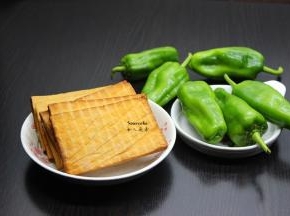 准备食材：香干、青椒、香葱等；