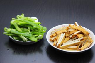 香干洗净，切条，青椒，洗净去籽，切丝；
