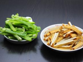香干洗净，切条，青椒，洗净去籽，切丝；
