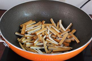 热锅，倒油，小火煸香香干，起锅；