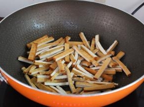 热锅，倒油，小火煸香香干，起锅；