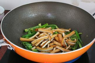 加入炒好的香干；