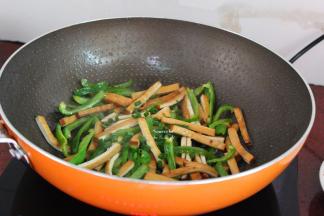 放盐、酱油、香葱炒均即可。