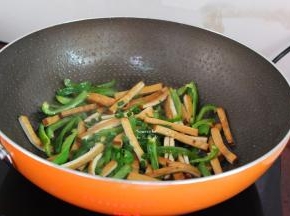 放盐、酱油、香葱炒均即可。