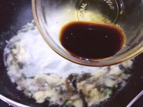 煮开后加入一勺生抽，将淀粉兑水搅散加入锅中