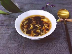 用碗装起来趁热喝。