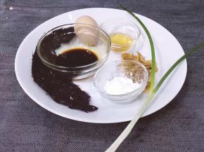 将紫菜，鸡蛋，虾米，香油，生抽，淀粉，香葱准备好