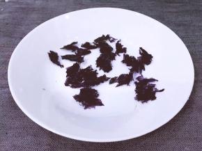 将紫菜用手撕开成小块