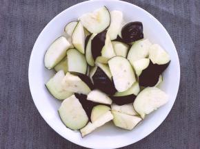 将茄子洗净后切滚刀。