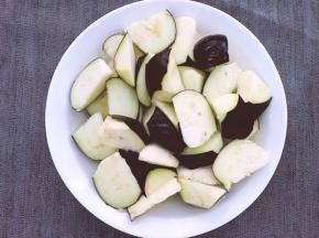 将茄子洗净后切滚刀。