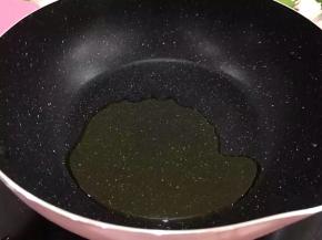 锅里倒入油烧热