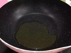 锅里倒入油烧热