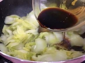 大火翻炒至白菜出水后加入一勺生抽