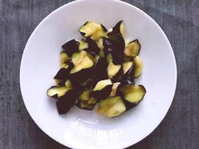 炸至茄子由硬变软时取出，将油沥干待用。