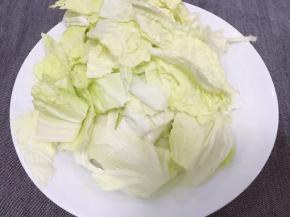将白菜洗净后斜切块