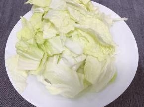 将白菜洗净后斜切块