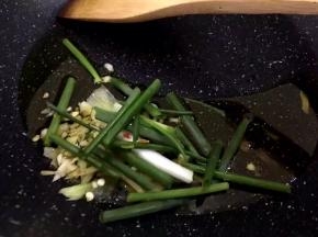 将锅里放油烧热，生姜，大蒜葱段爆香