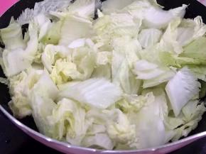 将切好的白菜放入锅中