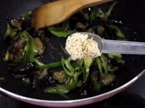 加入一勺鸡精调味翻炒2分钟稍微加点水，加点盐，收一下汤汁。