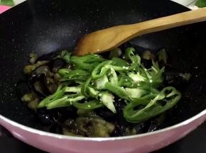 加入切好的青椒丝入锅中