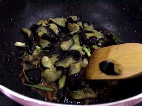 将茄子放入锅中翻炒