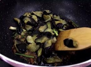 将茄子放入锅中翻炒