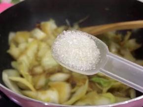 加入半勺白糖入锅