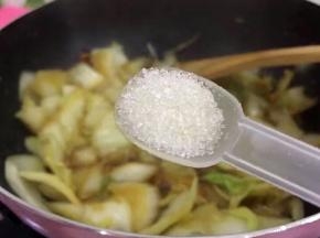 加入半勺白糖入锅
